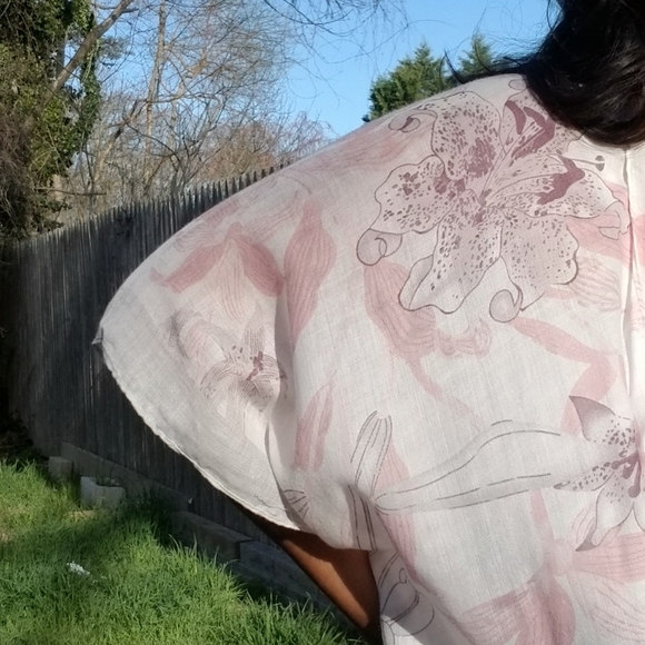 ✨️LAST ONE ✨️FLOATING FLORALS WHITE KIMONO CARDIGAN - Picture 7 of 10